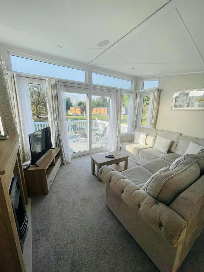 Brians Lodge With Hot Tub Pocklington Exterior photo